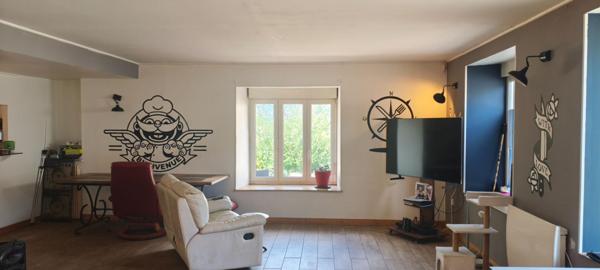 Plougonver, Bien à usage mixte Bar/Restaurant/Appartement T4 + terrain constructible avec hangar et dépendances