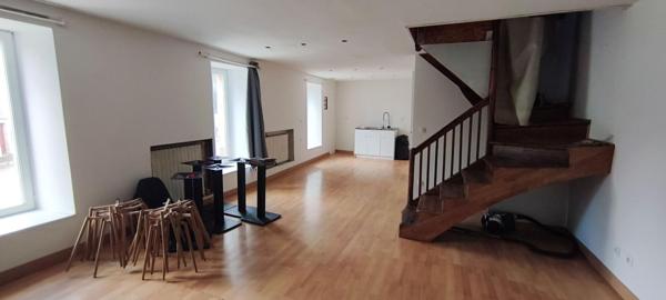 Plougonver, Bien à usage mixte Bar/Restaurant/Appartement T4 + terrain constructible avec hangar et dépendances
