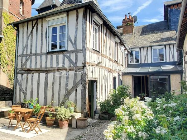 ** Bien RARE -  Cœur de village - Maison + espace Extérieur - Possibilité de local commercial **
Découvrez cette maison de caractère, en plein centre de la dynamique commune de Cormeilles.
Au rez-de-chaussée :
Donnant sur un axe passant  un local commercial de 12m², parfait pour une boutique, une activité libérale, un bureau, un atelier. 
L'accès à l'habitation se fait par la boutique ou via une entrée indépendante.
Un salon chaleureux avec son poêle à bois pour des hivers cosy
Une cuisine ouverte sur la salle à manger lumineuse grâce à la véranda donnant sur la cour/terrasse,
Une buanderie et wc
Un bureau / atelier avec accès sur l'extérieur
À l’étage :
Une suite parentale avec salle de bain (baignoire),
2 chambres supplémentaires
Une salle de douche avec toilettes
Atouts majeurs :
* Aucun travaux à prévoir
• Un espace extérieur de 130m² pour déjeuner, se reposer ou jardiner.
• Possibilité de garer un véhicule.
• Pas de vis-à-vis, circulation fluide dans la maison grâce aux 2 escaliers desservant l'étage, espaces indépendants.
* Un bien unique, idéal pour une résidence principale ou secondaire, alliant espace et praticité de la vie au centre du village.
* Un investissement locatif rentable, en courtes ou longues durées, avec 6 voire 8 couchages.
* Une activité commerciale avec logement

Un cadre de vie préservé et pratique :
* Cœur de village : toutes commodités à pied (écoles, collège, nombreux commerces, marché hebdomadaire).
* Village et région dynamiques : Patrimoine, authenticité normande, vie locale animée, activités culturelles (cinéma) et nature
* Situation idéale : 2h de Paris, Proche de la côte fleurie, 30 min de Deauville, 20 min de Pont-l’Évêque.