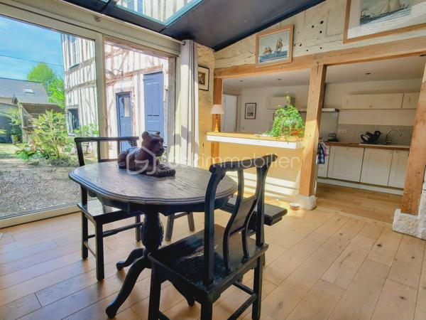 ** Bien RARE -  Cœur de village - Maison + espace Extérieur - Possibilité de local commercial **
Découvrez cette maison de caractère, en plein centre de la dynamique commune de Cormeilles.
Au rez-de-chaussée :
Donnant sur un axe passant  un local commercial de 12m², parfait pour une boutique, une activité libérale, un bureau, un atelier. 
L'accès à l'habitation se fait par la boutique ou via une entrée indépendante.
Un salon chaleureux avec son poêle à bois pour des hivers cosy
Une cuisine ouverte sur la salle à manger lumineuse grâce à la véranda donnant sur la cour/terrasse,
Une buanderie et wc
Un bureau / atelier avec accès sur l'extérieur
À l’étage :
Une suite parentale avec salle de bain (baignoire),
2 chambres supplémentaires
Une salle de douche avec toilettes
Atouts majeurs :
* Aucun travaux à prévoir
• Un espace extérieur de 130m² pour déjeuner, se reposer ou jardiner.
• Possibilité de garer un véhicule.
• Pas de vis-à-vis, circulation fluide dans la maison grâce aux 2 escaliers desservant l'étage, espaces indépendants.
* Un bien unique, idéal pour une résidence principale ou secondaire, alliant espace et praticité de la vie au centre du village.
* Un investissement locatif rentable, en courtes ou longues durées, avec 6 voire 8 couchages.
* Une activité commerciale avec logement

Un cadre de vie préservé et pratique :
* Cœur de village : toutes commodités à pied (écoles, collège, nombreux commerces, marché hebdomadaire).
* Village et région dynamiques : Patrimoine, authenticité normande, vie locale animée, activités culturelles (cinéma) et nature
* Situation idéale : 2h de Paris, Proche de la côte fleurie, 30 min de Deauville, 20 min de Pont-l’Évêque.