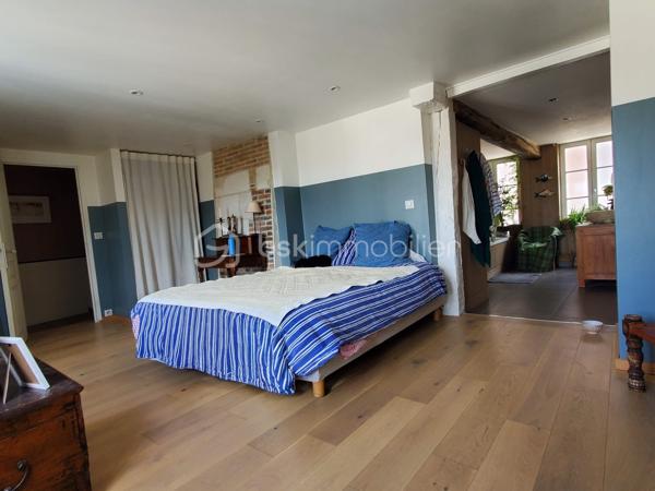 ** Bien RARE -  Cœur de village - Maison + espace Extérieur - Possibilité de local commercial **
Découvrez cette maison de caractère, en plein centre de la dynamique commune de Cormeilles.
Au rez-de-chaussée :
Donnant sur un axe passant  un local commercial de 12m², parfait pour une boutique, une activité libérale, un bureau, un atelier. 
L'accès à l'habitation se fait par la boutique ou via une entrée indépendante.
Un salon chaleureux avec son poêle à bois pour des hivers cosy
Une cuisine ouverte sur la salle à manger lumineuse grâce à la véranda donnant sur la cour/terrasse,
Une buanderie et wc
Un bureau / atelier avec accès sur l'extérieur
À l’étage :
Une suite parentale avec salle de bain (baignoire),
2 chambres supplémentaires
Une salle de douche avec toilettes
Atouts majeurs :
* Aucun travaux à prévoir
• Un espace extérieur de 130m² pour déjeuner, se reposer ou jardiner.
• Possibilité de garer un véhicule.
• Pas de vis-à-vis, circulation fluide dans la maison grâce aux 2 escaliers desservant l'étage, espaces indépendants.
* Un bien unique, idéal pour une résidence principale ou secondaire, alliant espace et praticité de la vie au centre du village.
* Un investissement locatif rentable, en courtes ou longues durées, avec 6 voire 8 couchages.
* Une activité commerciale avec logement

Un cadre de vie préservé et pratique :
* Cœur de village : toutes commodités à pied (écoles, collège, nombreux commerces, marché hebdomadaire).
* Village et région dynamiques : Patrimoine, authenticité normande, vie locale animée, activités culturelles (cinéma) et nature
* Situation idéale : 2h de Paris, Proche de la côte fleurie, 30 min de Deauville, 20 min de Pont-l’Évêque.