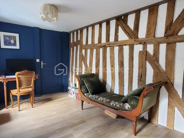** Bien RARE -  Cœur de village - Maison + espace Extérieur - Possibilité de local commercial **
Découvrez cette maison de caractère, en plein centre de la dynamique commune de Cormeilles.
Au rez-de-chaussée :
Donnant sur un axe passant  un local commercial de 12m², parfait pour une boutique, une activité libérale, un bureau, un atelier. 
L'accès à l'habitation se fait par la boutique ou via une entrée indépendante.
Un salon chaleureux avec son poêle à bois pour des hivers cosy
Une cuisine ouverte sur la salle à manger lumineuse grâce à la véranda donnant sur la cour/terrasse,
Une buanderie et wc
Un bureau / atelier avec accès sur l'extérieur
À l’étage :
Une suite parentale avec salle de bain (baignoire),
2 chambres supplémentaires
Une salle de douche avec toilettes
Atouts majeurs :
* Aucun travaux à prévoir
• Un espace extérieur de 130m² pour déjeuner, se reposer ou jardiner.
• Possibilité de garer un véhicule.
• Pas de vis-à-vis, circulation fluide dans la maison grâce aux 2 escaliers desservant l'étage, espaces indépendants.
* Un bien unique, idéal pour une résidence principale ou secondaire, alliant espace et praticité de la vie au centre du village.
* Un investissement locatif rentable, en courtes ou longues durées, avec 6 voire 8 couchages.
* Une activité commerciale avec logement

Un cadre de vie préservé et pratique :
* Cœur de village : toutes commodités à pied (écoles, collège, nombreux commerces, marché hebdomadaire).
* Village et région dynamiques : Patrimoine, authenticité normande, vie locale animée, activités culturelles (cinéma) et nature
* Situation idéale : 2h de Paris, Proche de la côte fleurie, 30 min de Deauville, 20 min de Pont-l’Évêque.