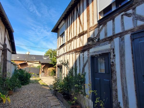 ** Bien RARE -  Cœur de village - Maison + espace Extérieur - Possibilité de local commercial **
Découvrez cette maison de caractère, en plein centre de la dynamique commune de Cormeilles.
Au rez-de-chaussée :
Donnant sur un axe passant  un local commercial de 12m², parfait pour une boutique, une activité libérale, un bureau, un atelier. 
L'accès à l'habitation se fait par la boutique ou via une entrée indépendante.
Un salon chaleureux avec son poêle à bois pour des hivers cosy
Une cuisine ouverte sur la salle à manger lumineuse grâce à la véranda donnant sur la cour/terrasse,
Une buanderie et wc
Un bureau / atelier avec accès sur l'extérieur
À l’étage :
Une suite parentale avec salle de bain (baignoire),
2 chambres supplémentaires
Une salle de douche avec toilettes
Atouts majeurs :
* Aucun travaux à prévoir
• Un espace extérieur de 130m² pour déjeuner, se reposer ou jardiner.
• Possibilité de garer un véhicule.
• Pas de vis-à-vis, circulation fluide dans la maison grâce aux 2 escaliers desservant l'étage, espaces indépendants.
* Un bien unique, idéal pour une résidence principale ou secondaire, alliant espace et praticité de la vie au centre du village.
* Un investissement locatif rentable, en courtes ou longues durées, avec 6 voire 8 couchages.
* Une activité commerciale avec logement

Un cadre de vie préservé et pratique :
* Cœur de village : toutes commodités à pied (écoles, collège, nombreux commerces, marché hebdomadaire).
* Village et région dynamiques : Patrimoine, authenticité normande, vie locale animée, activités culturelles (cinéma) et nature
* Situation idéale : 2h de Paris, Proche de la côte fleurie, 30 min de Deauville, 20 min de Pont-l’Évêque.
