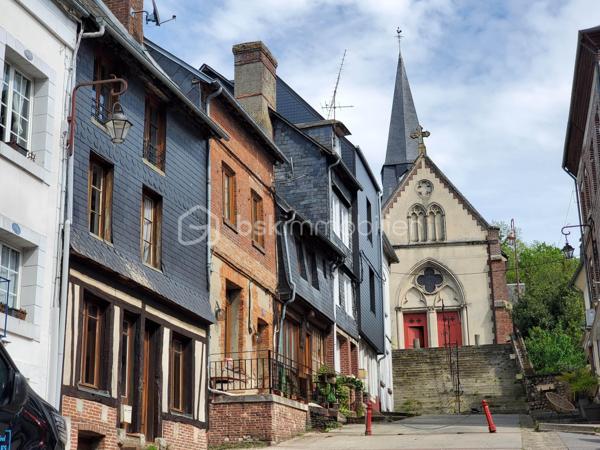 ** Bien RARE -  Cœur de village - Maison + espace Extérieur - Possibilité de local commercial **
Découvrez cette maison de caractère, en plein centre de la dynamique commune de Cormeilles.
Au rez-de-chaussée :
Donnant sur un axe passant  un local commercial de 12m², parfait pour une boutique, une activité libérale, un bureau, un atelier. 
L'accès à l'habitation se fait par la boutique ou via une entrée indépendante.
Un salon chaleureux avec son poêle à bois pour des hivers cosy
Une cuisine ouverte sur la salle à manger lumineuse grâce à la véranda donnant sur la cour/terrasse,
Une buanderie et wc
Un bureau / atelier avec accès sur l'extérieur
À l’étage :
Une suite parentale avec salle de bain (baignoire),
2 chambres supplémentaires
Une salle de douche avec toilettes
Atouts majeurs :
* Aucun travaux à prévoir
• Un espace extérieur de 130m² pour déjeuner, se reposer ou jardiner.
• Possibilité de garer un véhicule.
• Pas de vis-à-vis, circulation fluide dans la maison grâce aux 2 escaliers desservant l'étage, espaces indépendants.
* Un bien unique, idéal pour une résidence principale ou secondaire, alliant espace et praticité de la vie au centre du village.
* Un investissement locatif rentable, en courtes ou longues durées, avec 6 voire 8 couchages.
* Une activité commerciale avec logement

Un cadre de vie préservé et pratique :
* Cœur de village : toutes commodités à pied (écoles, collège, nombreux commerces, marché hebdomadaire).
* Village et région dynamiques : Patrimoine, authenticité normande, vie locale animée, activités culturelles (cinéma) et nature
* Situation idéale : 2h de Paris, Proche de la côte fleurie, 30 min de Deauville, 20 min de Pont-l’Évêque.