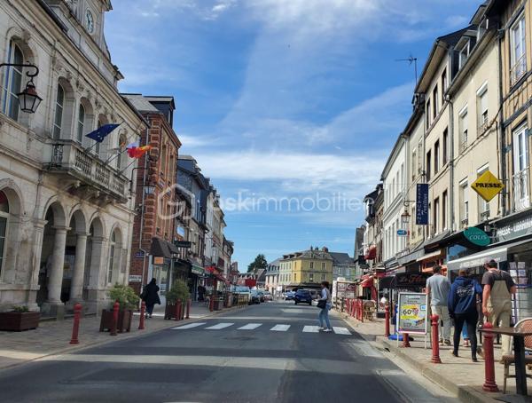 ** Bien RARE -  Cœur de village - Maison + espace Extérieur - Possibilité de local commercial **
Découvrez cette maison de caractère, en plein centre de la dynamique commune de Cormeilles.
Au rez-de-chaussée :
Donnant sur un axe passant  un local commercial de 12m², parfait pour une boutique, une activité libérale, un bureau, un atelier. 
L'accès à l'habitation se fait par la boutique ou via une entrée indépendante.
Un salon chaleureux avec son poêle à bois pour des hivers cosy
Une cuisine ouverte sur la salle à manger lumineuse grâce à la véranda donnant sur la cour/terrasse,
Une buanderie et wc
Un bureau / atelier avec accès sur l'extérieur
À l’étage :
Une suite parentale avec salle de bain (baignoire),
2 chambres supplémentaires
Une salle de douche avec toilettes
Atouts majeurs :
* Aucun travaux à prévoir
• Un espace extérieur de 130m² pour déjeuner, se reposer ou jardiner.
• Possibilité de garer un véhicule.
• Pas de vis-à-vis, circulation fluide dans la maison grâce aux 2 escaliers desservant l'étage, espaces indépendants.
* Un bien unique, idéal pour une résidence principale ou secondaire, alliant espace et praticité de la vie au centre du village.
* Un investissement locatif rentable, en courtes ou longues durées, avec 6 voire 8 couchages.
* Une activité commerciale avec logement

Un cadre de vie préservé et pratique :
* Cœur de village : toutes commodités à pied (écoles, collège, nombreux commerces, marché hebdomadaire).
* Village et région dynamiques : Patrimoine, authenticité normande, vie locale animée, activités culturelles (cinéma) et nature
* Situation idéale : 2h de Paris, Proche de la côte fleurie, 30 min de Deauville, 20 min de Pont-l’Évêque.