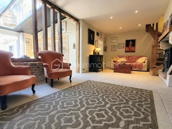 ** Bien RARE -  Cœur de village - Maison + espace Extérieur - Possibilité de local commercial **
Découvrez cette maison de caractère, en plein centre de la dynamique commune de Cormeilles.
Au rez-de-chaussée :
Donnant sur un axe passant  un local commercial de 12m², parfait pour une boutique, une activité libérale, un bureau, un atelier. 
L'accès à l'habitation se fait par la boutique ou via une entrée indépendante.
Un salon chaleureux avec son poêle à bois pour des hivers cosy
Une cuisine ouverte sur la salle à manger lumineuse grâce à la véranda donnant sur la cour/terrasse,
Une buanderie et wc
Un bureau / atelier avec accès sur l'extérieur
À l’étage :
Une suite parentale avec salle de bain (baignoire),
2 chambres supplémentaires
Une salle de douche avec toilettes
Atouts majeurs :
* Aucun travaux à prévoir
• Un espace extérieur de 130m² pour déjeuner, se reposer ou jardiner.
• Possibilité de garer un véhicule.
• Pas de vis-à-vis, circulation fluide dans la maison grâce aux 2 escaliers desservant l'étage, espaces indépendants.
* Un bien unique, idéal pour une résidence principale ou secondaire, alliant espace et praticité de la vie au centre du village.
* Un investissement locatif rentable, en courtes ou longues durées, avec 6 voire 8 couchages.
* Une activité commerciale avec logement

Un cadre de vie préservé et pratique :
* Cœur de village : toutes commodités à pied (écoles, collège, nombreux commerces, marché hebdomadaire).
* Village et région dynamiques : Patrimoine, authenticité normande, vie locale animée, activités culturelles (cinéma) et nature
* Situation idéale : 2h de Paris, Proche de la côte fleurie, 30 min de Deauville, 20 min de Pont-l’Évêque.