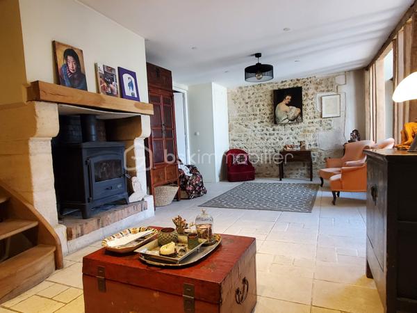 ** Bien RARE -  Cœur de village - Maison + espace Extérieur - Possibilité de local commercial **
Découvrez cette maison de caractère, en plein centre de la dynamique commune de Cormeilles.
Au rez-de-chaussée :
Donnant sur un axe passant  un local commercial de 12m², parfait pour une boutique, une activité libérale, un bureau, un atelier. 
L'accès à l'habitation se fait par la boutique ou via une entrée indépendante.
Un salon chaleureux avec son poêle à bois pour des hivers cosy
Une cuisine ouverte sur la salle à manger lumineuse grâce à la véranda donnant sur la cour/terrasse,
Une buanderie et wc
Un bureau / atelier avec accès sur l'extérieur
À l’étage :
Une suite parentale avec salle de bain (baignoire),
2 chambres supplémentaires
Une salle de douche avec toilettes
Atouts majeurs :
* Aucun travaux à prévoir
• Un espace extérieur de 130m² pour déjeuner, se reposer ou jardiner.
• Possibilité de garer un véhicule.
• Pas de vis-à-vis, circulation fluide dans la maison grâce aux 2 escaliers desservant l'étage, espaces indépendants.
* Un bien unique, idéal pour une résidence principale ou secondaire, alliant espace et praticité de la vie au centre du village.
* Un investissement locatif rentable, en courtes ou longues durées, avec 6 voire 8 couchages.
* Une activité commerciale avec logement

Un cadre de vie préservé et pratique :
* Cœur de village : toutes commodités à pied (écoles, collège, nombreux commerces, marché hebdomadaire).
* Village et région dynamiques : Patrimoine, authenticité normande, vie locale animée, activités culturelles (cinéma) et nature
* Situation idéale : 2h de Paris, Proche de la côte fleurie, 30 min de Deauville, 20 min de Pont-l’Évêque.