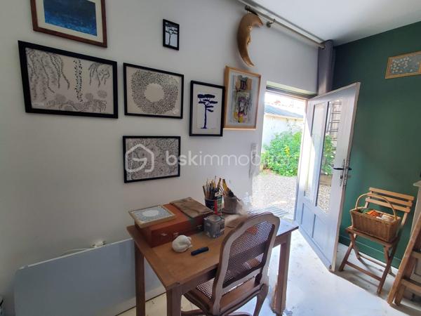 ** Bien RARE -  Cœur de village - Maison + espace Extérieur - Possibilité de local commercial **
Découvrez cette maison de caractère, en plein centre de la dynamique commune de Cormeilles.
Au rez-de-chaussée :
Donnant sur un axe passant  un local commercial de 12m², parfait pour une boutique, une activité libérale, un bureau, un atelier. 
L'accès à l'habitation se fait par la boutique ou via une entrée indépendante.
Un salon chaleureux avec son poêle à bois pour des hivers cosy
Une cuisine ouverte sur la salle à manger lumineuse grâce à la véranda donnant sur la cour/terrasse,
Une buanderie et wc
Un bureau / atelier avec accès sur l'extérieur
À l’étage :
Une suite parentale avec salle de bain (baignoire),
2 chambres supplémentaires
Une salle de douche avec toilettes
Atouts majeurs :
* Aucun travaux à prévoir
• Un espace extérieur de 130m² pour déjeuner, se reposer ou jardiner.
• Possibilité de garer un véhicule.
• Pas de vis-à-vis, circulation fluide dans la maison grâce aux 2 escaliers desservant l'étage, espaces indépendants.
* Un bien unique, idéal pour une résidence principale ou secondaire, alliant espace et praticité de la vie au centre du village.
* Un investissement locatif rentable, en courtes ou longues durées, avec 6 voire 8 couchages.
* Une activité commerciale avec logement

Un cadre de vie préservé et pratique :
* Cœur de village : toutes commodités à pied (écoles, collège, nombreux commerces, marché hebdomadaire).
* Village et région dynamiques : Patrimoine, authenticité normande, vie locale animée, activités culturelles (cinéma) et nature
* Situation idéale : 2h de Paris, Proche de la côte fleurie, 30 min de Deauville, 20 min de Pont-l’Évêque.