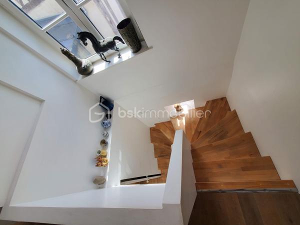 ** Bien RARE -  Cœur de village - Maison + espace Extérieur - Possibilité de local commercial **
Découvrez cette maison de caractère, en plein centre de la dynamique commune de Cormeilles.
Au rez-de-chaussée :
Donnant sur un axe passant  un local commercial de 12m², parfait pour une boutique, une activité libérale, un bureau, un atelier. 
L'accès à l'habitation se fait par la boutique ou via une entrée indépendante.
Un salon chaleureux avec son poêle à bois pour des hivers cosy
Une cuisine ouverte sur la salle à manger lumineuse grâce à la véranda donnant sur la cour/terrasse,
Une buanderie et wc
Un bureau / atelier avec accès sur l'extérieur
À l’étage :
Une suite parentale avec salle de bain (baignoire),
2 chambres supplémentaires
Une salle de douche avec toilettes
Atouts majeurs :
* Aucun travaux à prévoir
• Un espace extérieur de 130m² pour déjeuner, se reposer ou jardiner.
• Possibilité de garer un véhicule.
• Pas de vis-à-vis, circulation fluide dans la maison grâce aux 2 escaliers desservant l'étage, espaces indépendants.
* Un bien unique, idéal pour une résidence principale ou secondaire, alliant espace et praticité de la vie au centre du village.
* Un investissement locatif rentable, en courtes ou longues durées, avec 6 voire 8 couchages.
* Une activité commerciale avec logement

Un cadre de vie préservé et pratique :
* Cœur de village : toutes commodités à pied (écoles, collège, nombreux commerces, marché hebdomadaire).
* Village et région dynamiques : Patrimoine, authenticité normande, vie locale animée, activités culturelles (cinéma) et nature
* Situation idéale : 2h de Paris, Proche de la côte fleurie, 30 min de Deauville, 20 min de Pont-l’Évêque.