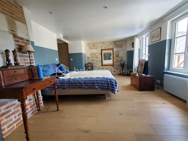 ** Bien RARE -  Cœur de village - Maison + espace Extérieur - Possibilité de local commercial **
Découvrez cette maison de caractère, en plein centre de la dynamique commune de Cormeilles.
Au rez-de-chaussée :
Donnant sur un axe passant  un local commercial de 12m², parfait pour une boutique, une activité libérale, un bureau, un atelier. 
L'accès à l'habitation se fait par la boutique ou via une entrée indépendante.
Un salon chaleureux avec son poêle à bois pour des hivers cosy
Une cuisine ouverte sur la salle à manger lumineuse grâce à la véranda donnant sur la cour/terrasse,
Une buanderie et wc
Un bureau / atelier avec accès sur l'extérieur
À l’étage :
Une suite parentale avec salle de bain (baignoire),
2 chambres supplémentaires
Une salle de douche avec toilettes
Atouts majeurs :
* Aucun travaux à prévoir
• Un espace extérieur de 130m² pour déjeuner, se reposer ou jardiner.
• Possibilité de garer un véhicule.
• Pas de vis-à-vis, circulation fluide dans la maison grâce aux 2 escaliers desservant l'étage, espaces indépendants.
* Un bien unique, idéal pour une résidence principale ou secondaire, alliant espace et praticité de la vie au centre du village.
* Un investissement locatif rentable, en courtes ou longues durées, avec 6 voire 8 couchages.
* Une activité commerciale avec logement

Un cadre de vie préservé et pratique :
* Cœur de village : toutes commodités à pied (écoles, collège, nombreux commerces, marché hebdomadaire).
* Village et région dynamiques : Patrimoine, authenticité normande, vie locale animée, activités culturelles (cinéma) et nature
* Situation idéale : 2h de Paris, Proche de la côte fleurie, 30 min de Deauville, 20 min de Pont-l’Évêque.