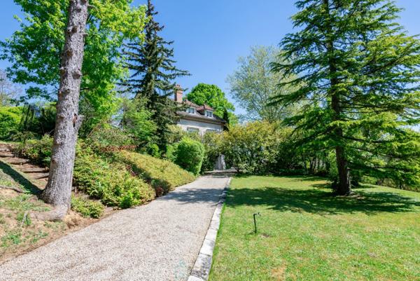 Voici une propriété au calme et à proximité de tout !