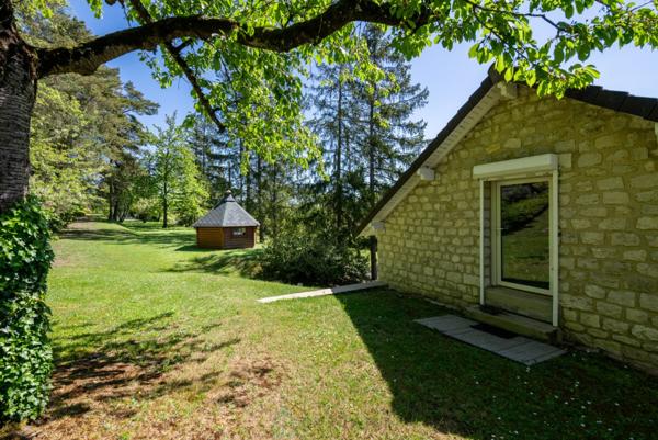 Voici une propriété au calme et à proximité de tout !