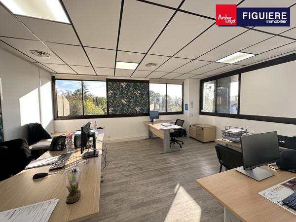 BUREAUX EN BON ÉTAT À LOUER AVEC PARKING EN PÉRIPHÉRIE D'AIX