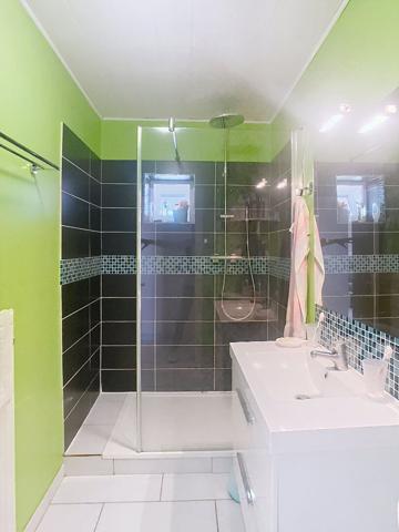 A vendre Angers Barra, Prédali, secteur hôpital, appartement type 3 possibilité 2 chambres, dernier étage, petite copropriété, séjour avec balcon, cuisine aménagée équipée, chauffage collectif. Cave.Possibilité d''acquérir un box fermé.