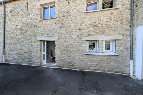 Grand studio au calme en fond de cour avec extérieur