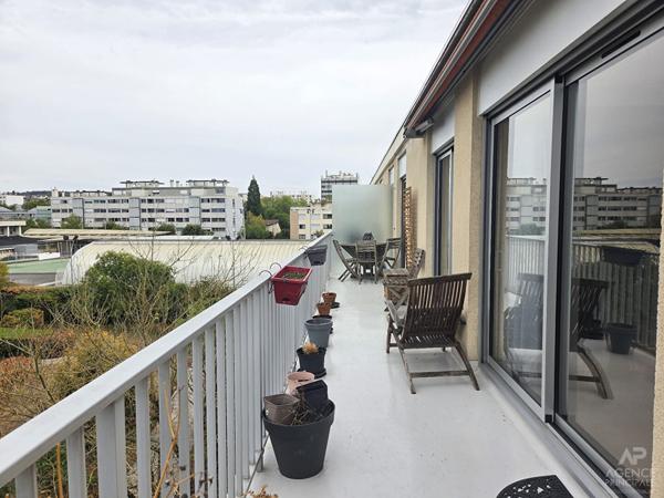 Appartement Rueil-malmaison 3 pièce(s) 69.84 m2 Loyer 1 800 €/mois charges comprises **  - Référence  20100