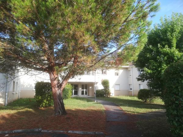 VILLENEUVE SUR LOT, dans la résidence sécurisée des Médiévales, studio d'environ 34 m2 situé au rez-de-chaussée avec TERRASSE privative et place de parking. L'appartement comprend : une entrée avec placard, un salon séjour donnant sur une terrasse, avec , Villeneuve sur lot