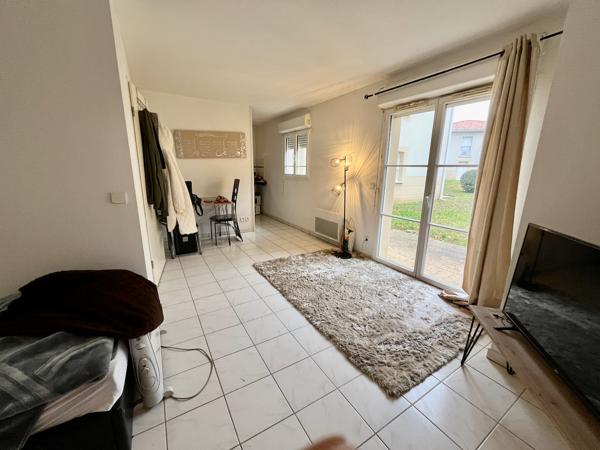 VILLENEUVE SUR LOT, dans la résidence sécurisée des Médiévales, studio d'environ 34 m2 situé au rez-de-chaussée avec TERRASSE privative et place de parking. L'appartement comprend : une entrée avec placard, un salon séjour donnant sur une terrasse, avec , Villeneuve sur lot