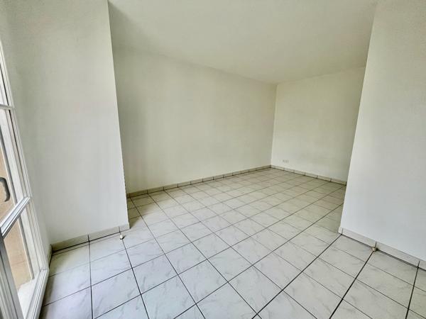 VILLENEUVE SUR LOT, dans la résidence sécurisée des Médiévales, studio d'environ 34 m2 situé au rez-de-chaussée avec TERRASSE privative et place de parking. L'appartement comprend : une entrée avec placard, un salon séjour donnant sur une terrasse, avec , Villeneuve sur lot