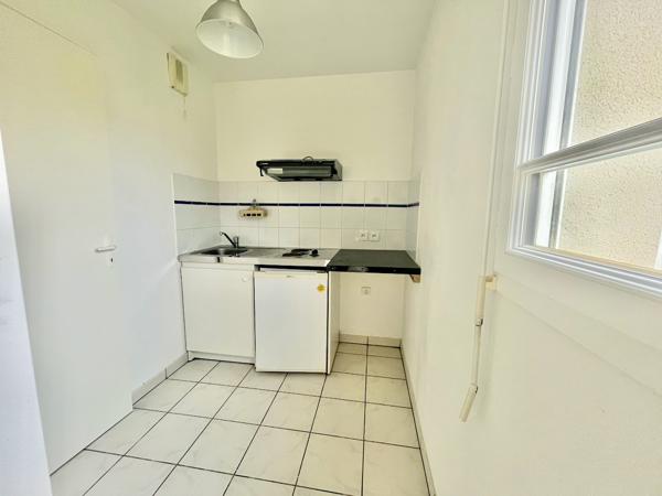 VILLENEUVE SUR LOT, dans la résidence sécurisée des Médiévales, studio d'environ 34 m2 situé au rez-de-chaussée avec TERRASSE privative et place de parking. L'appartement comprend : une entrée avec placard, un salon séjour donnant sur une terrasse, avec , Villeneuve sur lot