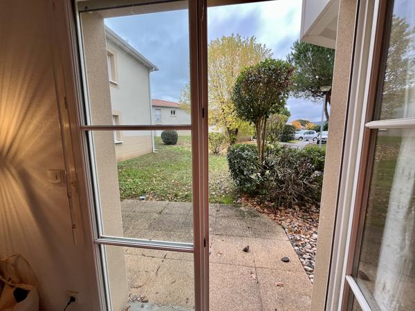 VILLENEUVE SUR LOT, dans la résidence sécurisée des Médiévales, studio d'environ 34 m2 situé au rez-de-chaussée avec TERRASSE privative et place de parking. L'appartement comprend : une entrée avec placard, un salon séjour donnant sur une terrasse, avec , Villeneuve sur lot