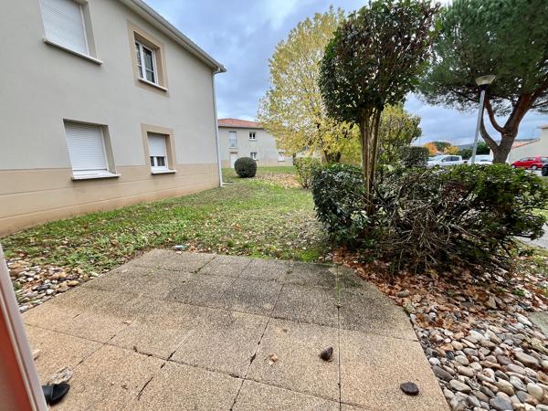 VILLENEUVE SUR LOT, dans la résidence sécurisée des Médiévales, studio d'environ 34 m2 situé au rez-de-chaussée avec TERRASSE privative et place de parking. L'appartement comprend : une entrée avec placard, un salon séjour donnant sur une terrasse, avec , Villeneuve sur lot