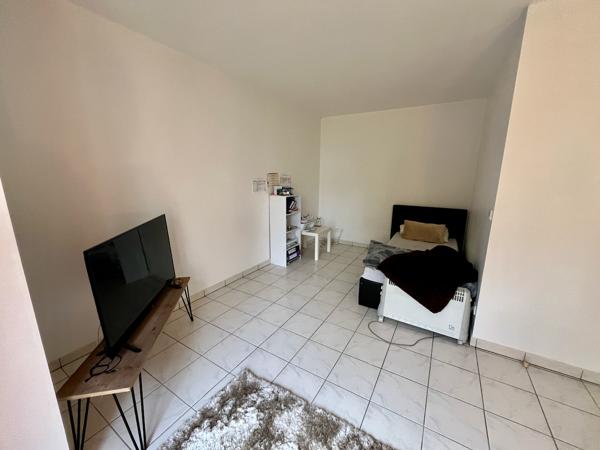 VILLENEUVE SUR LOT, dans la résidence sécurisée des Médiévales, studio d'environ 34 m2 situé au rez-de-chaussée avec TERRASSE privative et place de parking. L'appartement comprend : une entrée avec placard, un salon séjour donnant sur une terrasse, avec , Villeneuve sur lot
