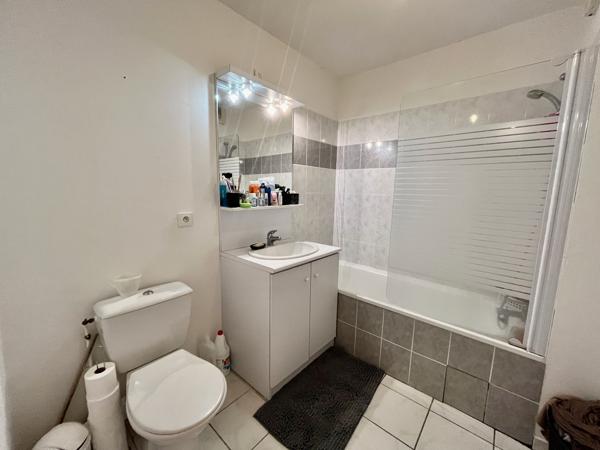 VILLENEUVE SUR LOT, dans la résidence sécurisée des Médiévales, studio d'environ 34 m2 situé au rez-de-chaussée avec TERRASSE privative et place de parking. L'appartement comprend : une entrée avec placard, un salon séjour donnant sur une terrasse, avec , Villeneuve sur lot