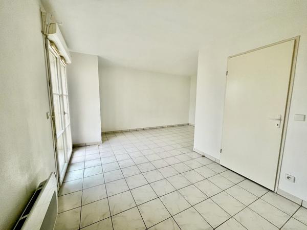VILLENEUVE SUR LOT, dans la résidence sécurisée des Médiévales, studio d'environ 34 m2 situé au rez-de-chaussée avec TERRASSE privative et place de parking. L'appartement comprend : une entrée avec placard, un salon séjour donnant sur une terrasse, avec , Villeneuve sur lot