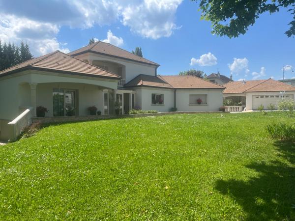 Magnifique propriété de 260m² sur 27 ares de terrain et dépendances