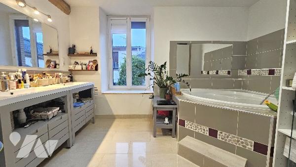 En exclusivité : Propriété d’environ 373 m2 Maison à usage d'habitation et Annexes à DIZY (51530)