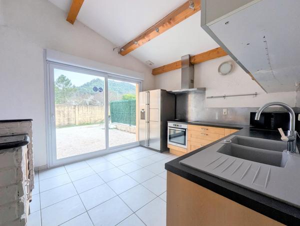 La Roquebrussanne (83136) Maison 4 pièces avec terrasse couverte et petit jardin