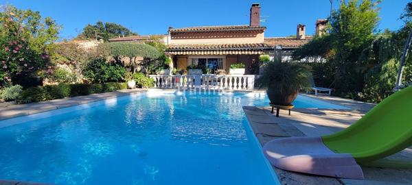 Maison de caractère, piscine et jardin arboré.