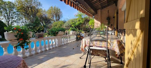 Maison de caractère, piscine et jardin arboré.