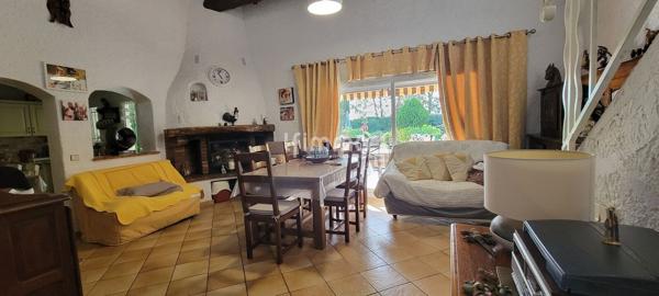 Maison de caractère, piscine et jardin arboré.