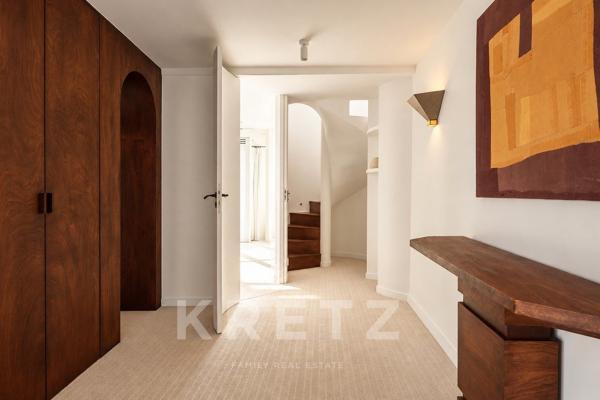 Paris VIIe — Rue de Beaune — Un duplex de caractère signé Sara Skalli