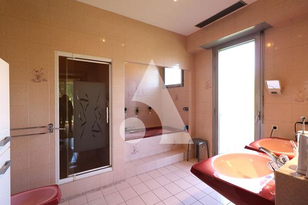 Maison 12 pièces 232.74 m2