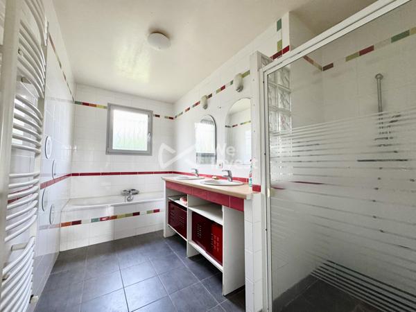 Maison de plain-pied de 2006, 95 m² habitables, 3 chambres, garage, parcelle de 906 m²