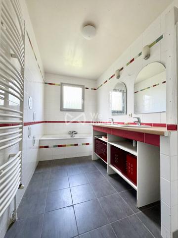 Maison de plain-pied de 2006, 95 m² habitables, 3 chambres, garage, parcelle de 906 m²