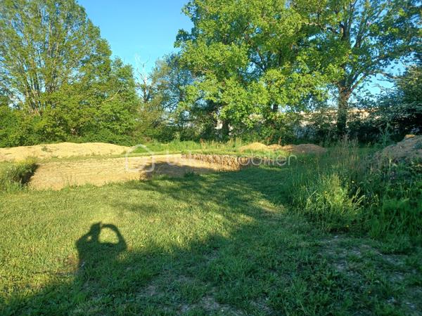 Terrain à bâtir de 1 608 m² à vendre à Villeréal – Cadre idéal pour votre futur projet de vie

À seulement quelques minutes à pied du centre de Villeréal, venez découvrir cette belle parcelle constructible de 1 608 m² située dans un environnement calme et agréable, parfait pour accueillir votre future maison.

Ce terrain plat bénéficie d’un emplacement privilégié, alliant tranquillité résidentielle et proximité immédiate des commerces, écoles et services du quotidien. Une opportunité rare pour construire dans un secteur recherché, au cœur d’un village dynamique et plein de charme.

Caractéristiques du terrain :
• Superficie confortable de 1 608 m²
• Terrain viabilisé : raccordements eau, électricité et tout-à-l’égout déjà réalisés
• Étude de sol effectuée
• AG1 réalisée
• Parcelle plate facilitant la construction et l’aménagement
• Accès rapide au centre du village et aux commodités
• Secteur calme et agréable à vivre
• Belle capacité d’aménagement pour créer un extérieur à votre image
• Idéal pour une résidence principale, secondaire ou un projet d’investissement

Grâce à sa configuration idéale, ce terrain permet d’envisager de nombreux projets : maison contemporaine, villa familiale, maison de plain-pied avec grande terrasse, jardin arboré, piscine ou encore espace détente. Sa surface généreuse offre un véritable confort pour imaginer un lieu de vie spacieux et harmonieux.

Situé dans une bastide réputée du Lot-et-Garonne, Villeréal séduit par son authenticité, son marché traditionnel, ses commerces de proximité et sa qualité de vie appréciée tout au long de l’année. Vous profiterez d’un cadre de vie paisible tout en restant proche des services essentiels et des animations du village.

Le terrain est prêt à accueillir votre projet sans contrainte majeure grâce aux viabilisations déjà réalisées et aux études effectuées. Un véritable avantage pour démarrer rapidement votre construction dans des conditions optimales.

Une belle opportunité à saisir pour donner vie à votre projet immobilier dans un environnement privilégié.

Contactez-nous dès maintenant pour plus d’informations ou pour organiser une visite de ce terrain rare sur le secteur.