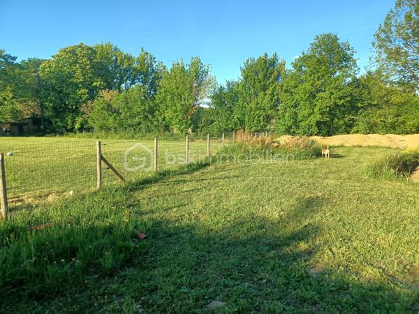 Terrain à bâtir de 1 608 m² à vendre à Villeréal – Cadre idéal pour votre futur projet de vie

À seulement quelques minutes à pied du centre de Villeréal, venez découvrir cette belle parcelle constructible de 1 608 m² située dans un environnement calme et agréable, parfait pour accueillir votre future maison.

Ce terrain plat bénéficie d’un emplacement privilégié, alliant tranquillité résidentielle et proximité immédiate des commerces, écoles et services du quotidien. Une opportunité rare pour construire dans un secteur recherché, au cœur d’un village dynamique et plein de charme.

Caractéristiques du terrain :
• Superficie confortable de 1 608 m²
• Terrain viabilisé : raccordements eau, électricité et tout-à-l’égout déjà réalisés
• Étude de sol effectuée
• AG1 réalisée
• Parcelle plate facilitant la construction et l’aménagement
• Accès rapide au centre du village et aux commodités
• Secteur calme et agréable à vivre
• Belle capacité d’aménagement pour créer un extérieur à votre image
• Idéal pour une résidence principale, secondaire ou un projet d’investissement

Grâce à sa configuration idéale, ce terrain permet d’envisager de nombreux projets : maison contemporaine, villa familiale, maison de plain-pied avec grande terrasse, jardin arboré, piscine ou encore espace détente. Sa surface généreuse offre un véritable confort pour imaginer un lieu de vie spacieux et harmonieux.

Situé dans une bastide réputée du Lot-et-Garonne, Villeréal séduit par son authenticité, son marché traditionnel, ses commerces de proximité et sa qualité de vie appréciée tout au long de l’année. Vous profiterez d’un cadre de vie paisible tout en restant proche des services essentiels et des animations du village.

Le terrain est prêt à accueillir votre projet sans contrainte majeure grâce aux viabilisations déjà réalisées et aux études effectuées. Un véritable avantage pour démarrer rapidement votre construction dans des conditions optimales.

Une belle opportunité à saisir pour donner vie à votre projet immobilier dans un environnement privilégié.

Contactez-nous dès maintenant pour plus d’informations ou pour organiser une visite de ce terrain rare sur le secteur.
