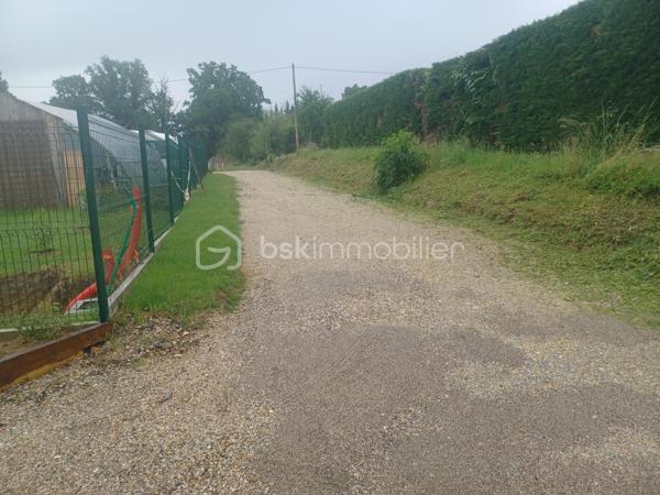 Terrain à bâtir de 1 608 m² à vendre à Villeréal – Cadre idéal pour votre futur projet de vie

À seulement quelques minutes à pied du centre de Villeréal, venez découvrir cette belle parcelle constructible de 1 608 m² située dans un environnement calme et agréable, parfait pour accueillir votre future maison.

Ce terrain plat bénéficie d’un emplacement privilégié, alliant tranquillité résidentielle et proximité immédiate des commerces, écoles et services du quotidien. Une opportunité rare pour construire dans un secteur recherché, au cœur d’un village dynamique et plein de charme.

Caractéristiques du terrain :
• Superficie confortable de 1 608 m²
• Terrain viabilisé : raccordements eau, électricité et tout-à-l’égout déjà réalisés
• Étude de sol effectuée
• AG1 réalisée
• Parcelle plate facilitant la construction et l’aménagement
• Accès rapide au centre du village et aux commodités
• Secteur calme et agréable à vivre
• Belle capacité d’aménagement pour créer un extérieur à votre image
• Idéal pour une résidence principale, secondaire ou un projet d’investissement

Grâce à sa configuration idéale, ce terrain permet d’envisager de nombreux projets : maison contemporaine, villa familiale, maison de plain-pied avec grande terrasse, jardin arboré, piscine ou encore espace détente. Sa surface généreuse offre un véritable confort pour imaginer un lieu de vie spacieux et harmonieux.

Situé dans une bastide réputée du Lot-et-Garonne, Villeréal séduit par son authenticité, son marché traditionnel, ses commerces de proximité et sa qualité de vie appréciée tout au long de l’année. Vous profiterez d’un cadre de vie paisible tout en restant proche des services essentiels et des animations du village.

Le terrain est prêt à accueillir votre projet sans contrainte majeure grâce aux viabilisations déjà réalisées et aux études effectuées. Un véritable avantage pour démarrer rapidement votre construction dans des conditions optimales.

Une belle opportunité à saisir pour donner vie à votre projet immobilier dans un environnement privilégié.

Contactez-nous dès maintenant pour plus d’informations ou pour organiser une visite de ce terrain rare sur le secteur.