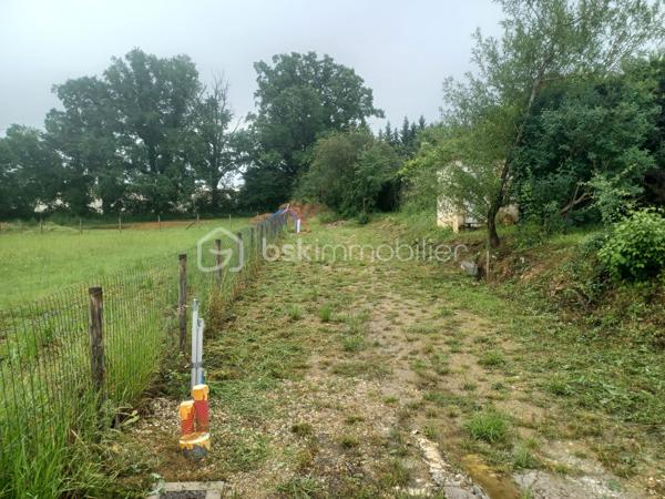 Terrain à bâtir de 1 608 m² à vendre à Villeréal – Cadre idéal pour votre futur projet de vie

À seulement quelques minutes à pied du centre de Villeréal, venez découvrir cette belle parcelle constructible de 1 608 m² située dans un environnement calme et agréable, parfait pour accueillir votre future maison.

Ce terrain plat bénéficie d’un emplacement privilégié, alliant tranquillité résidentielle et proximité immédiate des commerces, écoles et services du quotidien. Une opportunité rare pour construire dans un secteur recherché, au cœur d’un village dynamique et plein de charme.

Caractéristiques du terrain :
• Superficie confortable de 1 608 m²
• Terrain viabilisé : raccordements eau, électricité et tout-à-l’égout déjà réalisés
• Étude de sol effectuée
• AG1 réalisée
• Parcelle plate facilitant la construction et l’aménagement
• Accès rapide au centre du village et aux commodités
• Secteur calme et agréable à vivre
• Belle capacité d’aménagement pour créer un extérieur à votre image
• Idéal pour une résidence principale, secondaire ou un projet d’investissement

Grâce à sa configuration idéale, ce terrain permet d’envisager de nombreux projets : maison contemporaine, villa familiale, maison de plain-pied avec grande terrasse, jardin arboré, piscine ou encore espace détente. Sa surface généreuse offre un véritable confort pour imaginer un lieu de vie spacieux et harmonieux.

Situé dans une bastide réputée du Lot-et-Garonne, Villeréal séduit par son authenticité, son marché traditionnel, ses commerces de proximité et sa qualité de vie appréciée tout au long de l’année. Vous profiterez d’un cadre de vie paisible tout en restant proche des services essentiels et des animations du village.

Le terrain est prêt à accueillir votre projet sans contrainte majeure grâce aux viabilisations déjà réalisées et aux études effectuées. Un véritable avantage pour démarrer rapidement votre construction dans des conditions optimales.

Une belle opportunité à saisir pour donner vie à votre projet immobilier dans un environnement privilégié.

Contactez-nous dès maintenant pour plus d’informations ou pour organiser une visite de ce terrain rare sur le secteur.