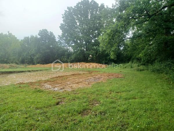 Terrain à bâtir de 1 608 m² à vendre à Villeréal – Cadre idéal pour votre futur projet de vie

À seulement quelques minutes à pied du centre de Villeréal, venez découvrir cette belle parcelle constructible de 1 608 m² située dans un environnement calme et agréable, parfait pour accueillir votre future maison.

Ce terrain plat bénéficie d’un emplacement privilégié, alliant tranquillité résidentielle et proximité immédiate des commerces, écoles et services du quotidien. Une opportunité rare pour construire dans un secteur recherché, au cœur d’un village dynamique et plein de charme.

Caractéristiques du terrain :
• Superficie confortable de 1 608 m²
• Terrain viabilisé : raccordements eau, électricité et tout-à-l’égout déjà réalisés
• Étude de sol effectuée
• AG1 réalisée
• Parcelle plate facilitant la construction et l’aménagement
• Accès rapide au centre du village et aux commodités
• Secteur calme et agréable à vivre
• Belle capacité d’aménagement pour créer un extérieur à votre image
• Idéal pour une résidence principale, secondaire ou un projet d’investissement

Grâce à sa configuration idéale, ce terrain permet d’envisager de nombreux projets : maison contemporaine, villa familiale, maison de plain-pied avec grande terrasse, jardin arboré, piscine ou encore espace détente. Sa surface généreuse offre un véritable confort pour imaginer un lieu de vie spacieux et harmonieux.

Situé dans une bastide réputée du Lot-et-Garonne, Villeréal séduit par son authenticité, son marché traditionnel, ses commerces de proximité et sa qualité de vie appréciée tout au long de l’année. Vous profiterez d’un cadre de vie paisible tout en restant proche des services essentiels et des animations du village.

Le terrain est prêt à accueillir votre projet sans contrainte majeure grâce aux viabilisations déjà réalisées et aux études effectuées. Un véritable avantage pour démarrer rapidement votre construction dans des conditions optimales.

Une belle opportunité à saisir pour donner vie à votre projet immobilier dans un environnement privilégié.

Contactez-nous dès maintenant pour plus d’informations ou pour organiser une visite de ce terrain rare sur le secteur.