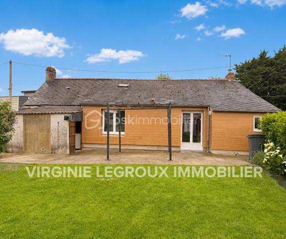 Située dans un hameau, cette maison en pierre offre à ses futurs propriétaires un beau potentiel. 
Nous commencerons la visite par une entrée qui dessert la cuisine aménagée de 17m2 donnant accès direct sur la terrasse et le jardin sans vis à vis. 
Nous poursuivrons la visite du rez-de-chaussée avec le salon-séjour de 31m2, la salle d'eau de 5m2 environ, un wc séparé, un cellier de 4m2, une chambre de 10m2 et un bureau de 8m2. 
Nous continuerons avec la visite de l'étage à finir de rénover. Il est composé d'une chambre de 23m2 au sol et d'un bureau pouvant faire office de dressing de 7m2.
Le mode de chauffage est au fuel, la chaudière a 8 ans. Un poêle à bois a été installé dans le séjour. Une isolation extérieur sur une façade a été réalisée il y a 8 ans.
Coté extérieur, vous pourrez profitez en toute tranquillité de la parcelle de 1600m2 entièrement close et sans vis à vis. 
Coté stockage, un double garage. 
Alors, un intérêt pour cette maison ? Appelez-moi pour plus de renseignements et peut-être fixer une visite.