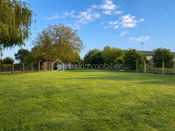 Située dans un hameau, cette maison en pierre offre à ses futurs propriétaires un beau potentiel. 
Nous commencerons la visite par une entrée qui dessert la cuisine aménagée de 17m2 donnant accès direct sur la terrasse et le jardin sans vis à vis. 
Nous poursuivrons la visite du rez-de-chaussée avec le salon-séjour de 31m2, la salle d'eau de 5m2 environ, un wc séparé, un cellier de 4m2, une chambre de 10m2 et un bureau de 8m2. 
Nous continuerons avec la visite de l'étage à finir de rénover. Il est composé d'une chambre de 23m2 au sol et d'un bureau pouvant faire office de dressing de 7m2.
Le mode de chauffage est au fuel, la chaudière a 8 ans. Un poêle à bois a été installé dans le séjour. Une isolation extérieur sur une façade a été réalisée il y a 8 ans.
Coté extérieur, vous pourrez profitez en toute tranquillité de la parcelle de 1600m2 entièrement close et sans vis à vis. 
Coté stockage, un double garage. 
Alors, un intérêt pour cette maison ? Appelez-moi pour plus de renseignements et peut-être fixer une visite.
