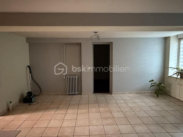 Située dans un hameau, cette maison en pierre offre à ses futurs propriétaires un beau potentiel. 
Nous commencerons la visite par une entrée qui dessert la cuisine aménagée de 17m2 donnant accès direct sur la terrasse et le jardin sans vis à vis. 
Nous poursuivrons la visite du rez-de-chaussée avec le salon-séjour de 31m2, la salle d'eau de 5m2 environ, un wc séparé, un cellier de 4m2, une chambre de 10m2 et un bureau de 8m2. 
Nous continuerons avec la visite de l'étage à finir de rénover. Il est composé d'une chambre de 23m2 au sol et d'un bureau pouvant faire office de dressing de 7m2.
Le mode de chauffage est au fuel, la chaudière a 8 ans. Un poêle à bois a été installé dans le séjour. Une isolation extérieur sur une façade a été réalisée il y a 8 ans.
Coté extérieur, vous pourrez profitez en toute tranquillité de la parcelle de 1600m2 entièrement close et sans vis à vis. 
Coté stockage, un double garage. 
Alors, un intérêt pour cette maison ? Appelez-moi pour plus de renseignements et peut-être fixer une visite.