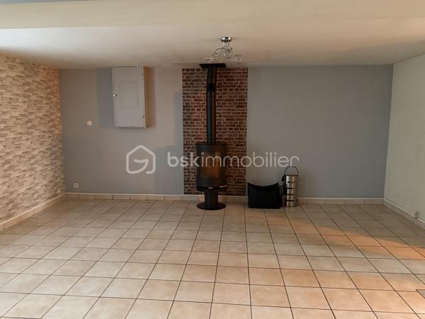 Située dans un hameau, cette maison en pierre offre à ses futurs propriétaires un beau potentiel. 
Nous commencerons la visite par une entrée qui dessert la cuisine aménagée de 17m2 donnant accès direct sur la terrasse et le jardin sans vis à vis. 
Nous poursuivrons la visite du rez-de-chaussée avec le salon-séjour de 31m2, la salle d'eau de 5m2 environ, un wc séparé, un cellier de 4m2, une chambre de 10m2 et un bureau de 8m2. 
Nous continuerons avec la visite de l'étage à finir de rénover. Il est composé d'une chambre de 23m2 au sol et d'un bureau pouvant faire office de dressing de 7m2.
Le mode de chauffage est au fuel, la chaudière a 8 ans. Un poêle à bois a été installé dans le séjour. Une isolation extérieur sur une façade a été réalisée il y a 8 ans.
Coté extérieur, vous pourrez profitez en toute tranquillité de la parcelle de 1600m2 entièrement close et sans vis à vis. 
Coté stockage, un double garage. 
Alors, un intérêt pour cette maison ? Appelez-moi pour plus de renseignements et peut-être fixer une visite.