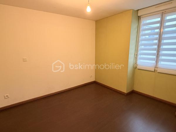 Située dans un hameau, cette maison en pierre offre à ses futurs propriétaires un beau potentiel. 
Nous commencerons la visite par une entrée qui dessert la cuisine aménagée de 17m2 donnant accès direct sur la terrasse et le jardin sans vis à vis. 
Nous poursuivrons la visite du rez-de-chaussée avec le salon-séjour de 31m2, la salle d'eau de 5m2 environ, un wc séparé, un cellier de 4m2, une chambre de 10m2 et un bureau de 8m2. 
Nous continuerons avec la visite de l'étage à finir de rénover. Il est composé d'une chambre de 23m2 au sol et d'un bureau pouvant faire office de dressing de 7m2.
Le mode de chauffage est au fuel, la chaudière a 8 ans. Un poêle à bois a été installé dans le séjour. Une isolation extérieur sur une façade a été réalisée il y a 8 ans.
Coté extérieur, vous pourrez profitez en toute tranquillité de la parcelle de 1600m2 entièrement close et sans vis à vis. 
Coté stockage, un double garage. 
Alors, un intérêt pour cette maison ? Appelez-moi pour plus de renseignements et peut-être fixer une visite.