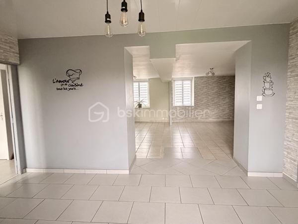 Située dans un hameau, cette maison en pierre offre à ses futurs propriétaires un beau potentiel. 
Nous commencerons la visite par une entrée qui dessert la cuisine aménagée de 17m2 donnant accès direct sur la terrasse et le jardin sans vis à vis. 
Nous poursuivrons la visite du rez-de-chaussée avec le salon-séjour de 31m2, la salle d'eau de 5m2 environ, un wc séparé, un cellier de 4m2, une chambre de 10m2 et un bureau de 8m2. 
Nous continuerons avec la visite de l'étage à finir de rénover. Il est composé d'une chambre de 23m2 au sol et d'un bureau pouvant faire office de dressing de 7m2.
Le mode de chauffage est au fuel, la chaudière a 8 ans. Un poêle à bois a été installé dans le séjour. Une isolation extérieur sur une façade a été réalisée il y a 8 ans.
Coté extérieur, vous pourrez profitez en toute tranquillité de la parcelle de 1600m2 entièrement close et sans vis à vis. 
Coté stockage, un double garage. 
Alors, un intérêt pour cette maison ? Appelez-moi pour plus de renseignements et peut-être fixer une visite.